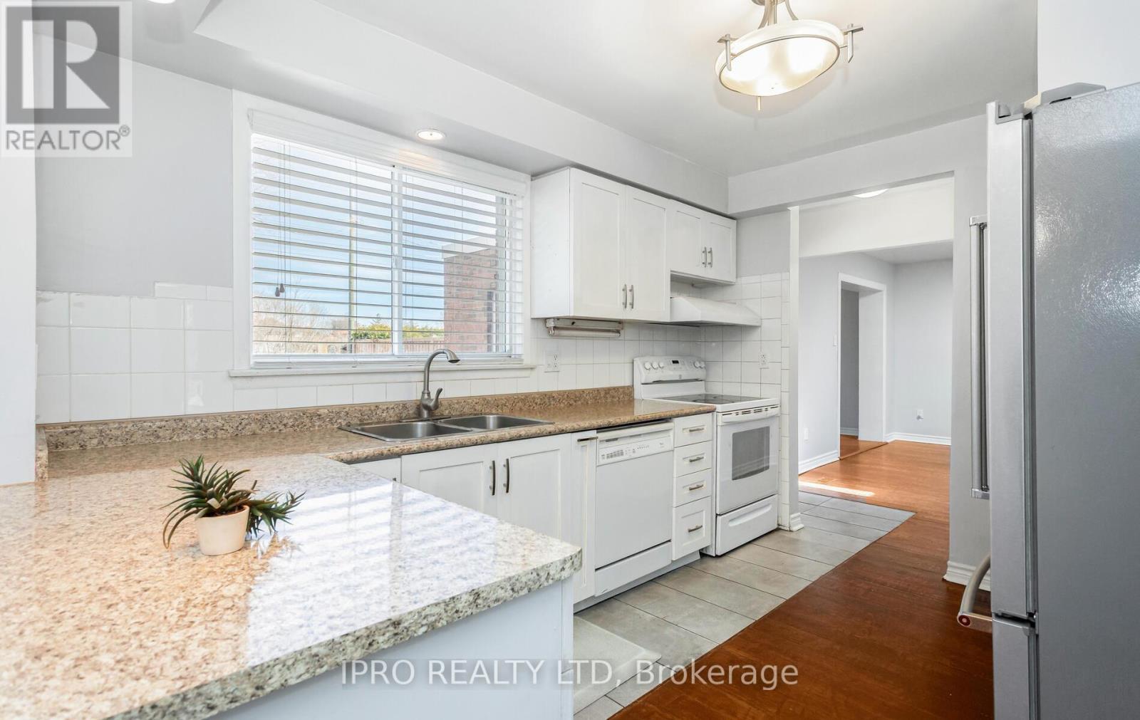 












95 WILLOWRIDGE ROAD

,
Toronto (Willowridge-Martingrove-Richview),




Ontario
M9R3Z5


