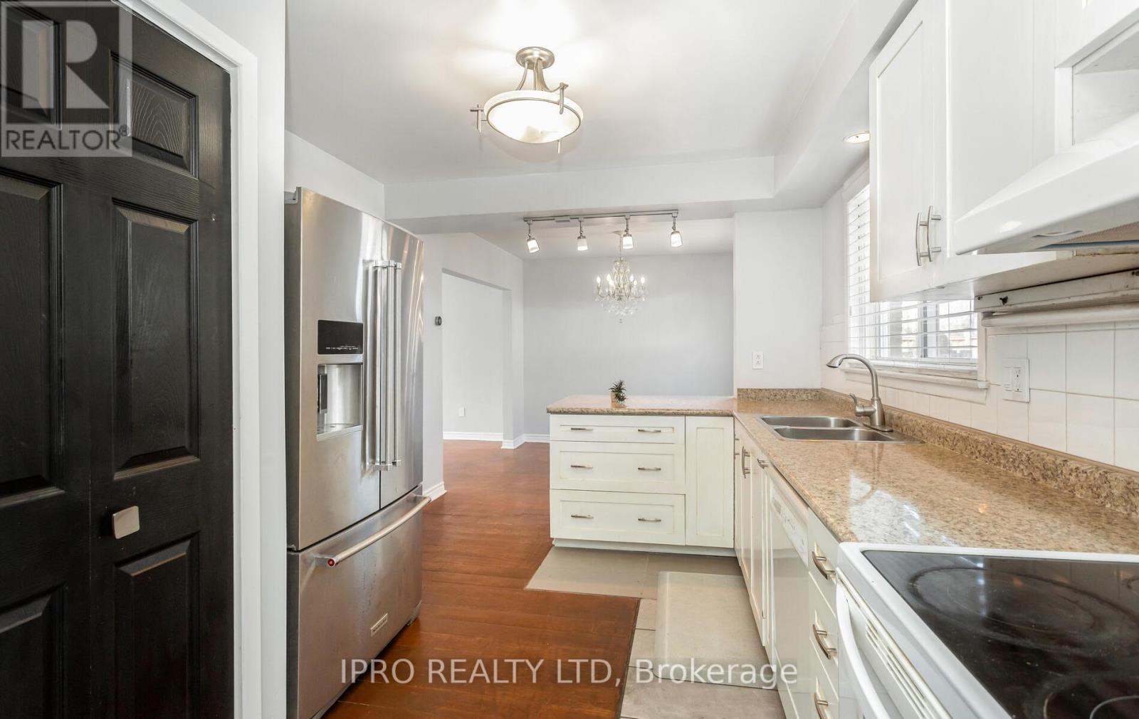 












95 WILLOWRIDGE ROAD

,
Toronto (Willowridge-Martingrove-Richview),




Ontario
M9R3Z5

