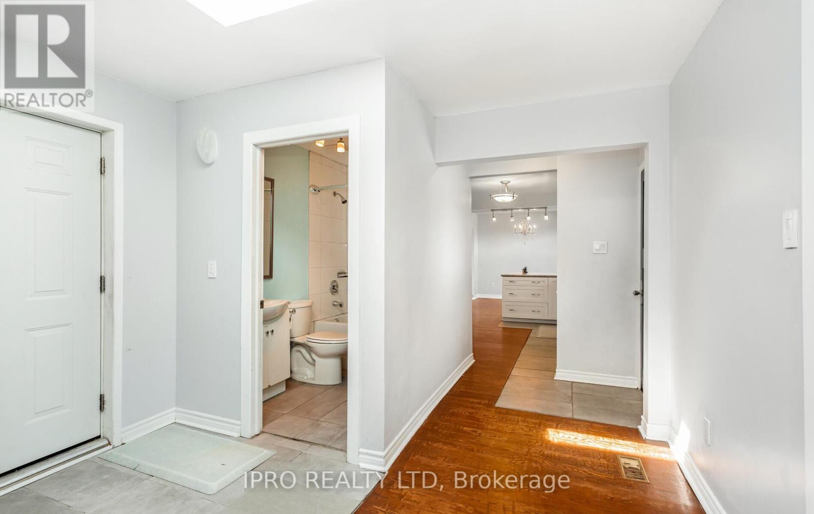 












95 WILLOWRIDGE ROAD

,
Toronto (Willowridge-Martingrove-Richview),




Ontario
M9R3Z5

