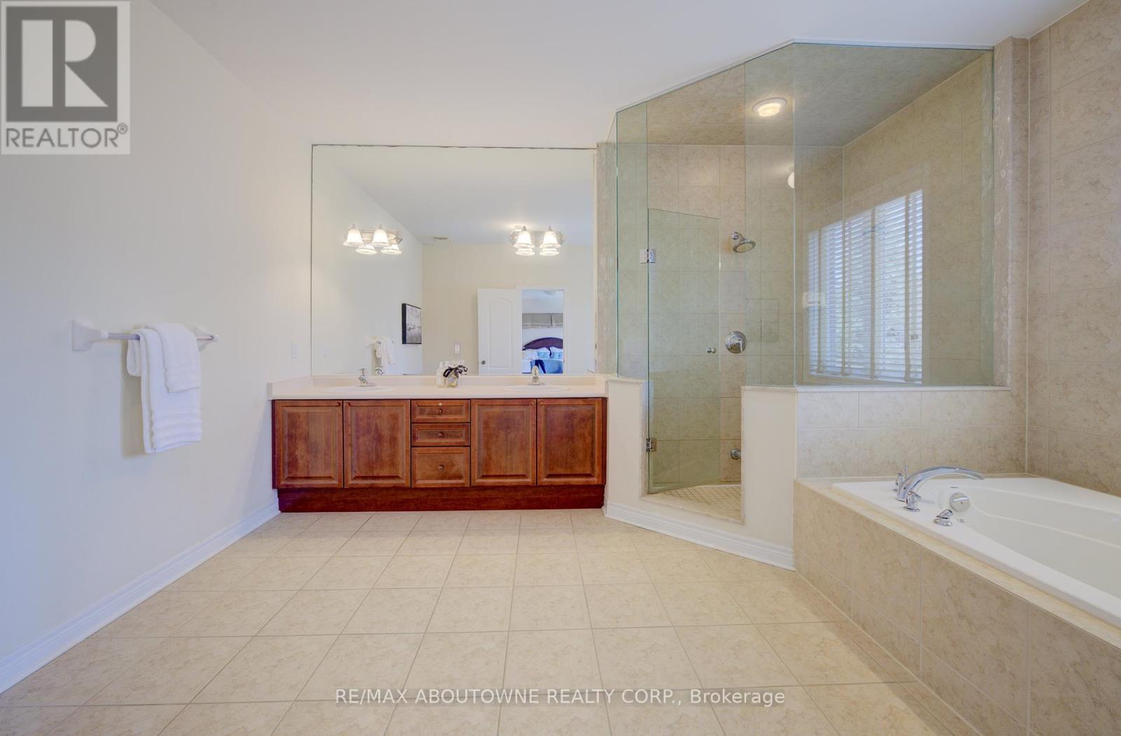 












1521 CRAIGLEITH ROAD

,
Oakville (JC Joshua Creek),




Ontario
L6H7W3

