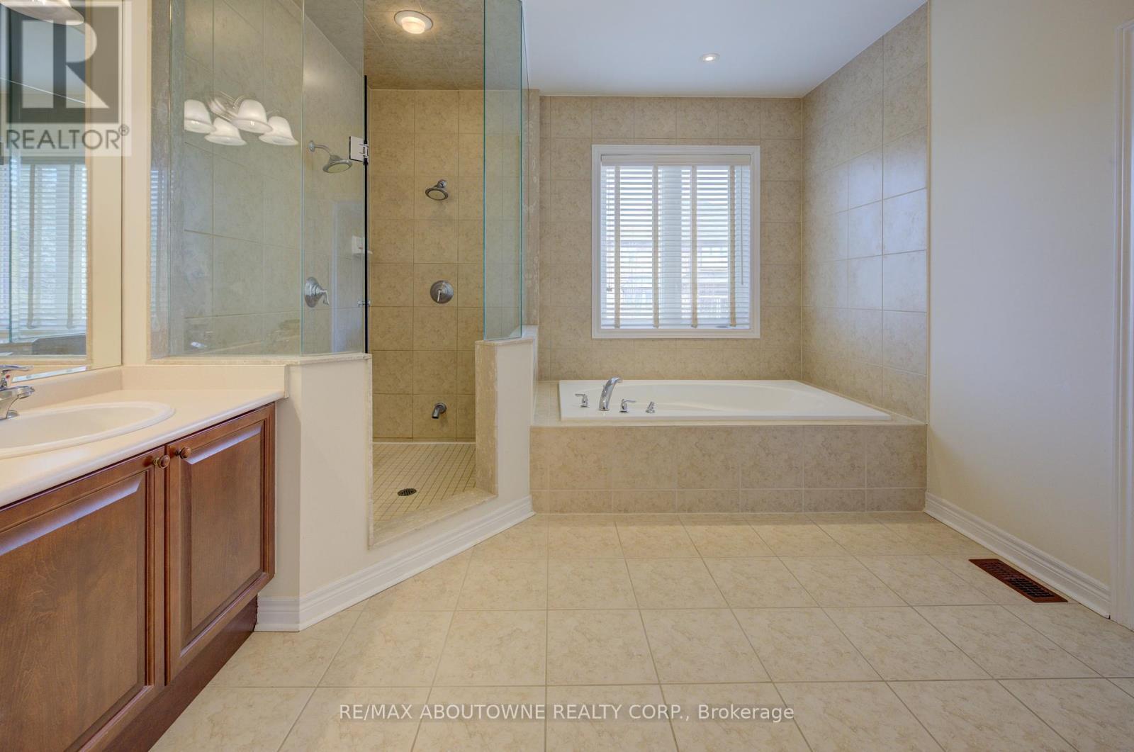 












1521 CRAIGLEITH ROAD

,
Oakville (JC Joshua Creek),




Ontario
L6H7W3

