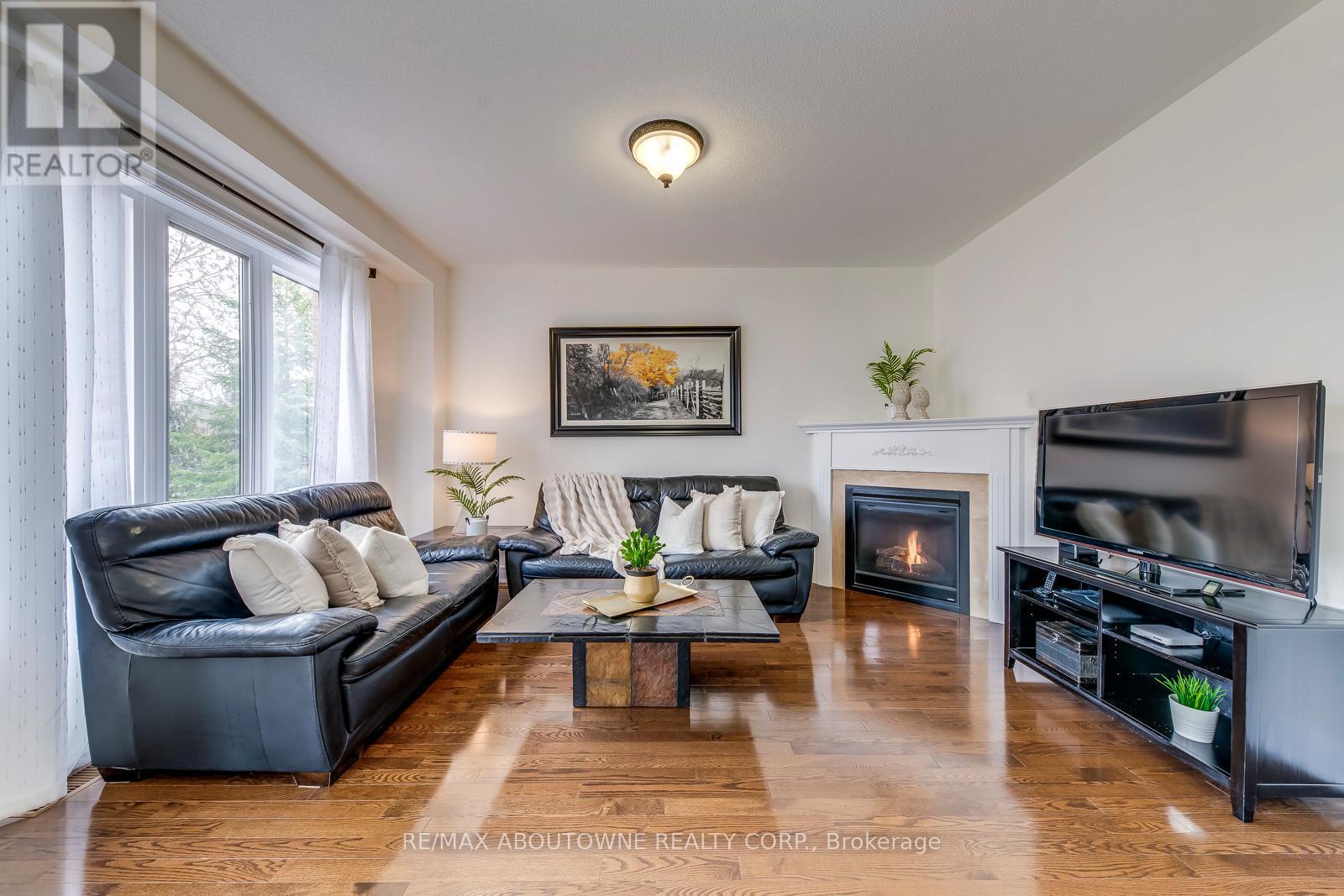 












2218 HATFIELD DRIVE

,
Oakville (WM Westmount),




Ontario
L6M4W4

