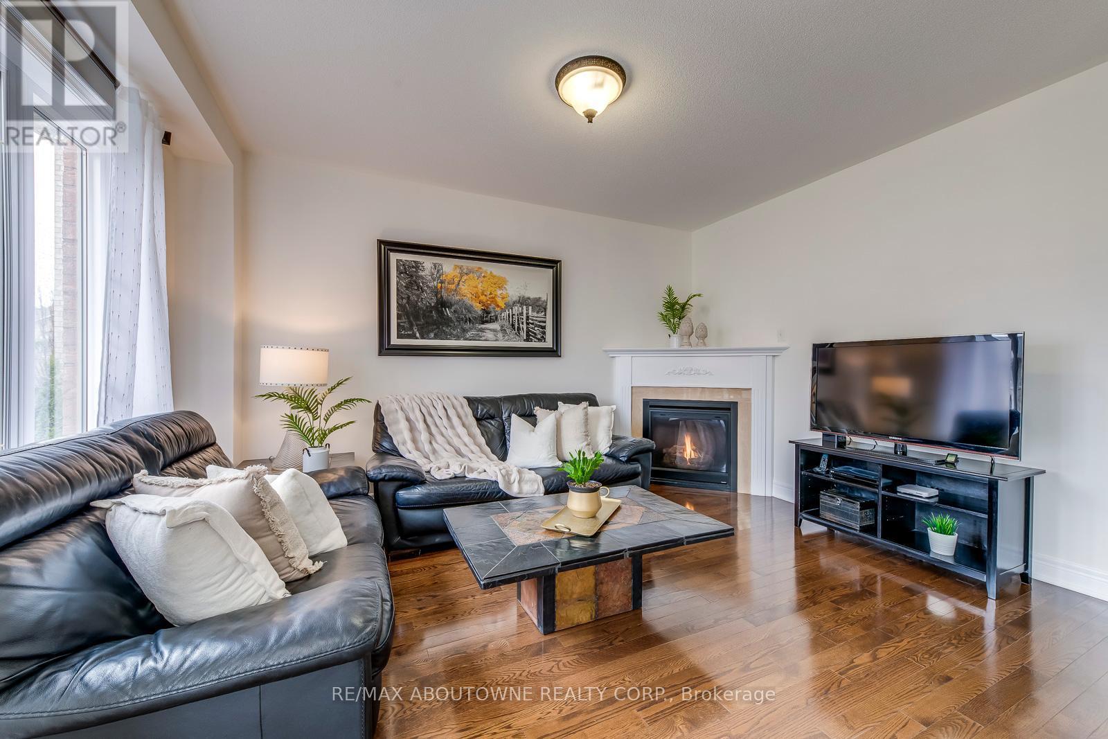 












2218 HATFIELD DRIVE

,
Oakville (WM Westmount),




Ontario
L6M4W4

