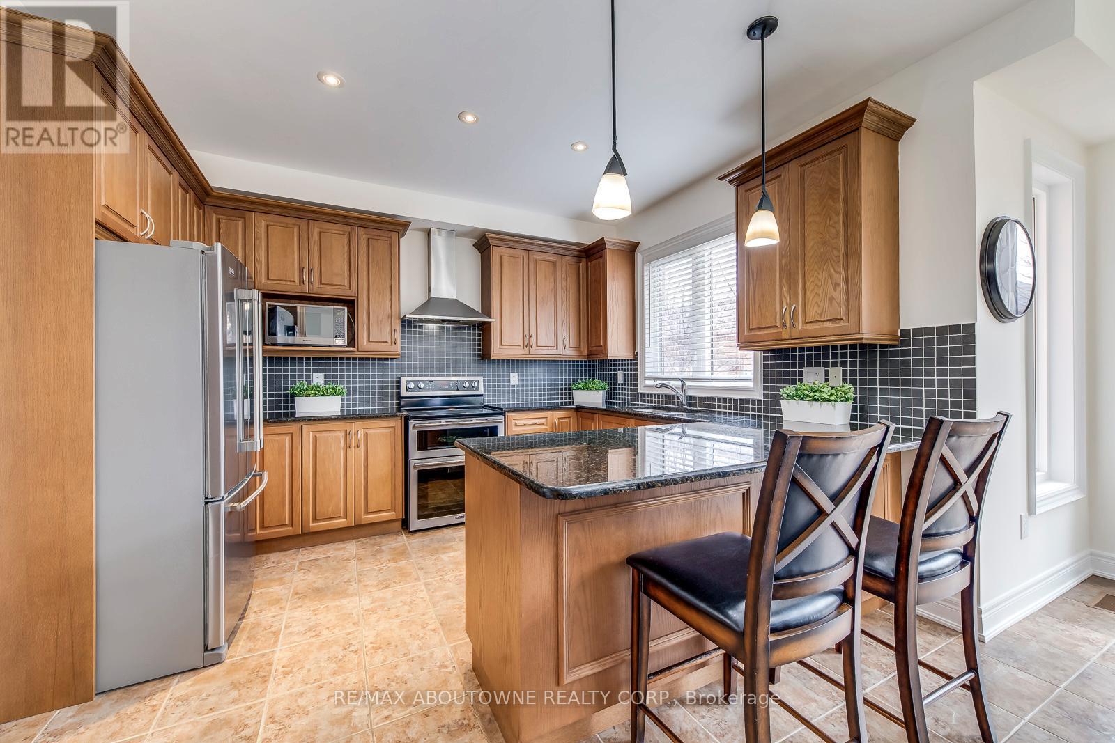 












2218 HATFIELD DRIVE

,
Oakville (WM Westmount),




Ontario
L6M4W4

