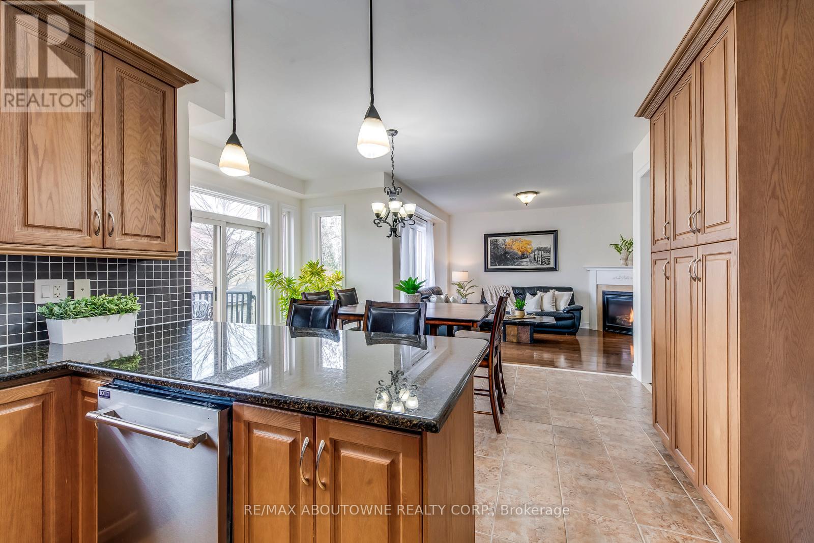 












2218 HATFIELD DRIVE

,
Oakville (WM Westmount),




Ontario
L6M4W4

