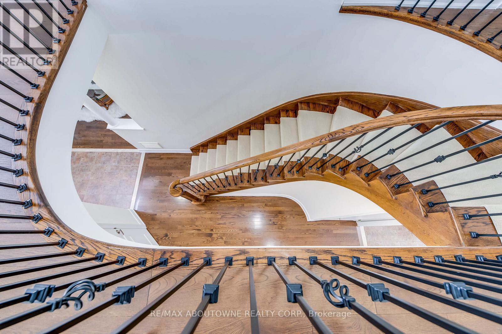 












2218 HATFIELD DRIVE

,
Oakville (WM Westmount),




Ontario
L6M4W4

