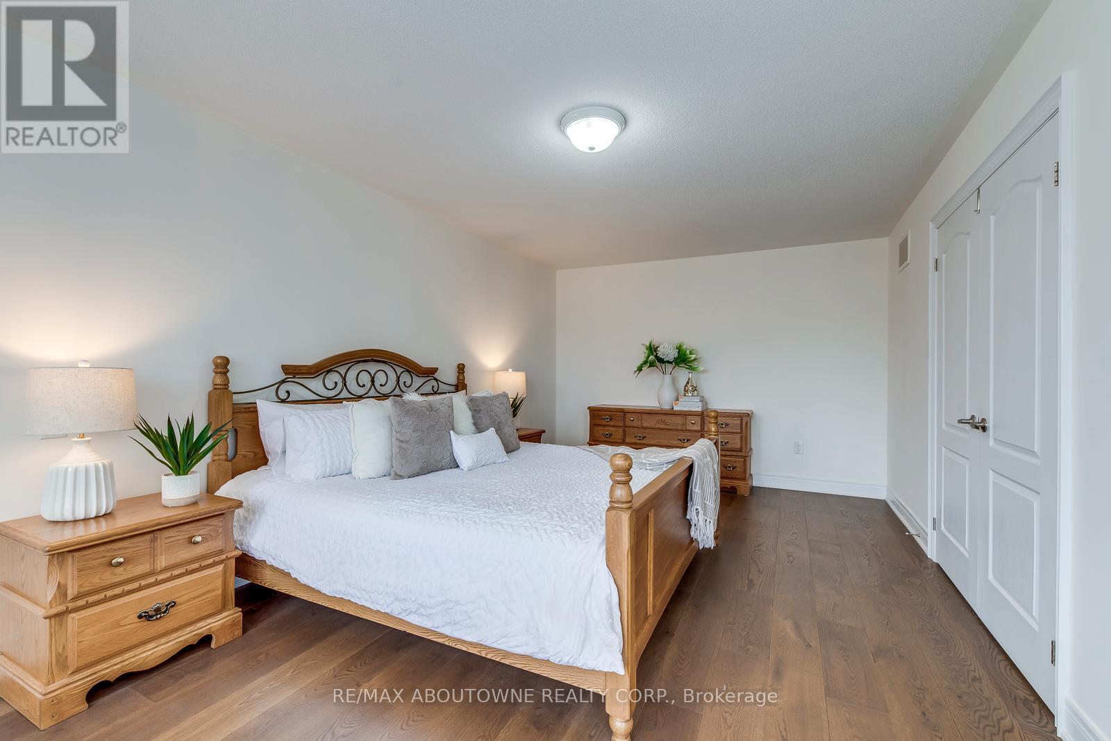 












2218 HATFIELD DRIVE

,
Oakville (WM Westmount),




Ontario
L6M4W4

