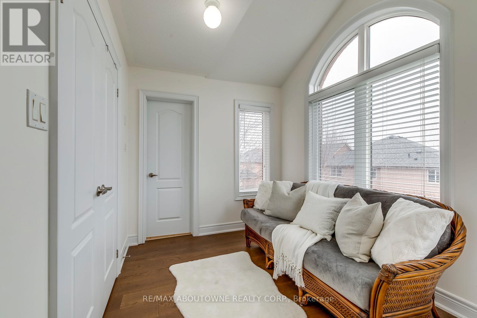












2218 HATFIELD DRIVE

,
Oakville (WM Westmount),




Ontario
L6M4W4

