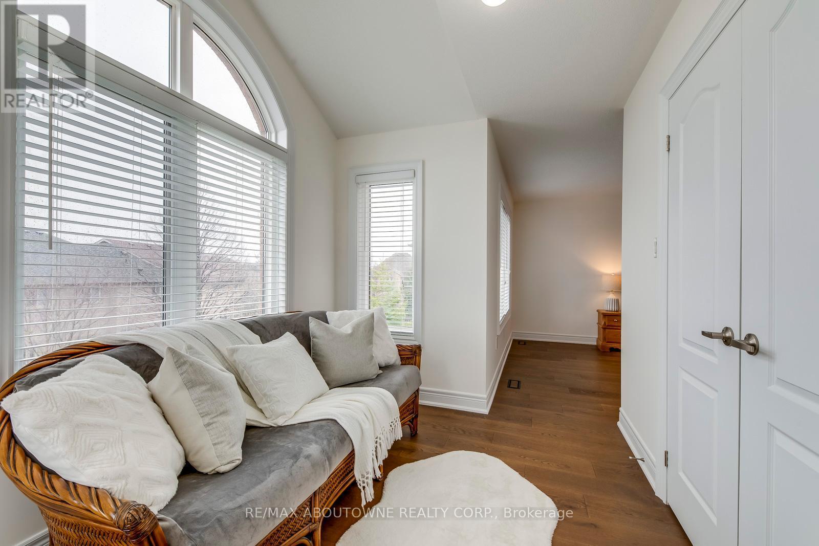 












2218 HATFIELD DRIVE

,
Oakville (WM Westmount),




Ontario
L6M4W4

