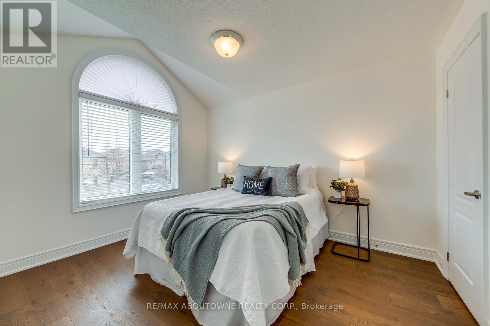 












2218 HATFIELD DRIVE

,
Oakville (WM Westmount),




Ontario
L6M4W4

