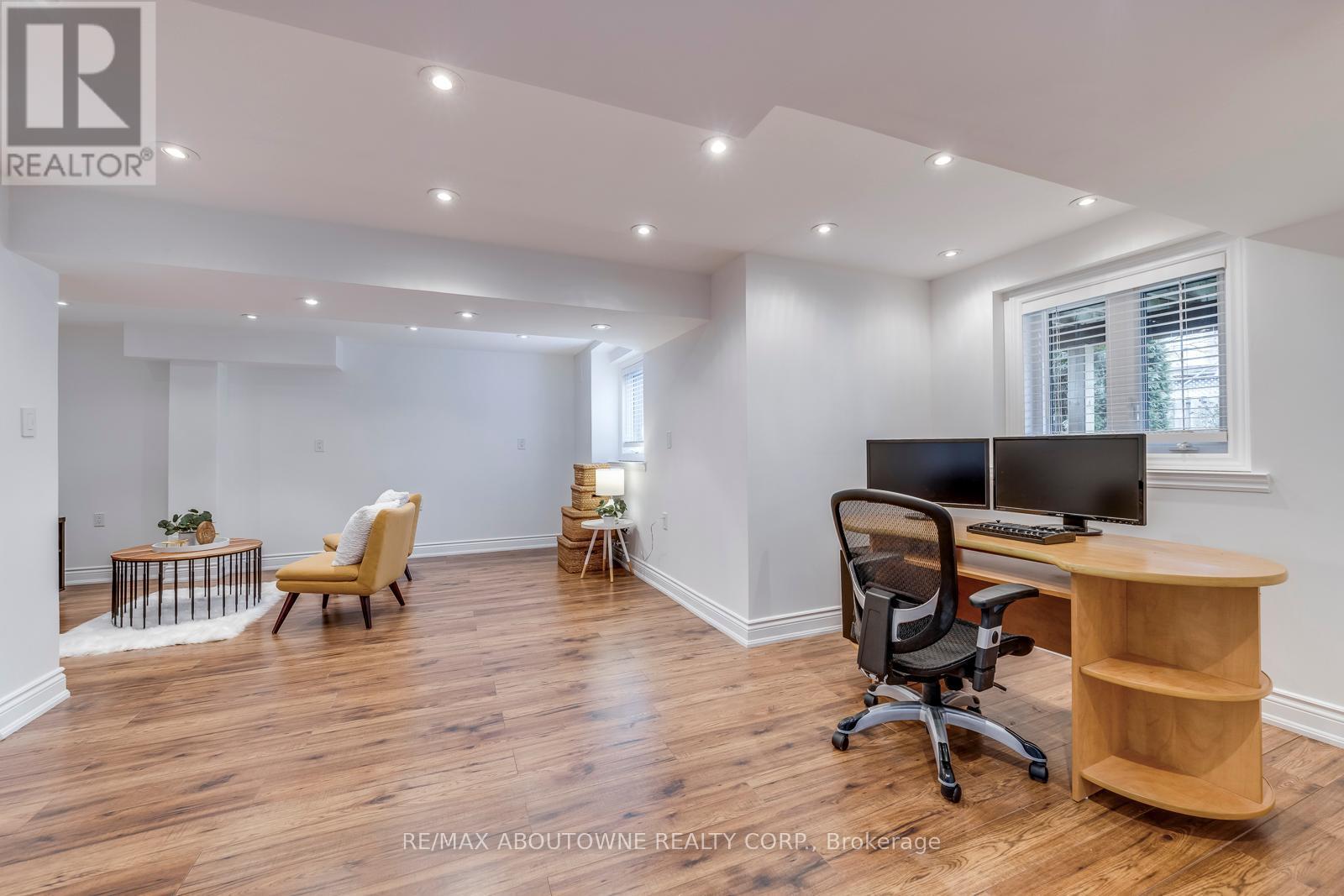 












2218 HATFIELD DRIVE

,
Oakville (WM Westmount),




Ontario
L6M4W4

