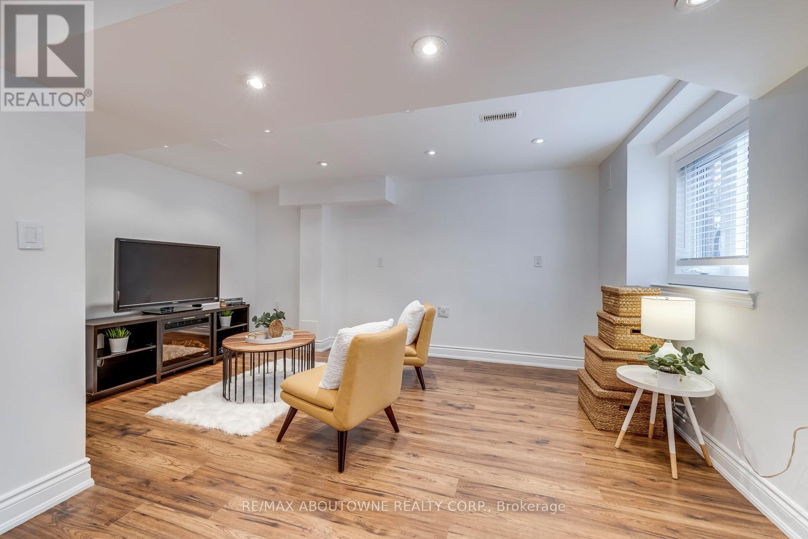 












2218 HATFIELD DRIVE

,
Oakville (WM Westmount),




Ontario
L6M4W4

