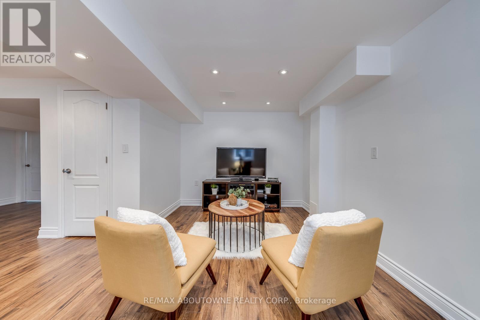 












2218 HATFIELD DRIVE

,
Oakville (WM Westmount),




Ontario
L6M4W4

