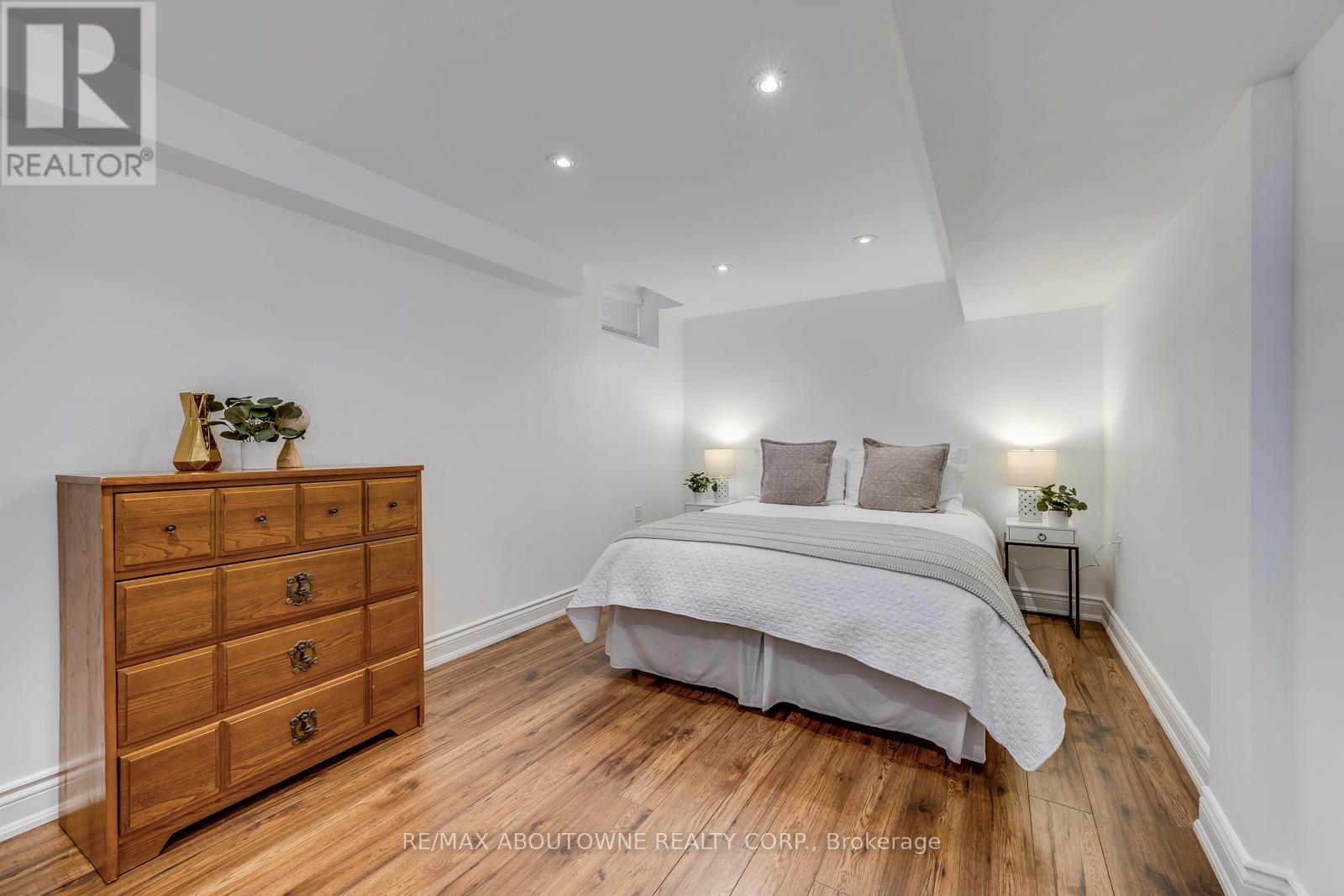 












2218 HATFIELD DRIVE

,
Oakville (WM Westmount),




Ontario
L6M4W4

