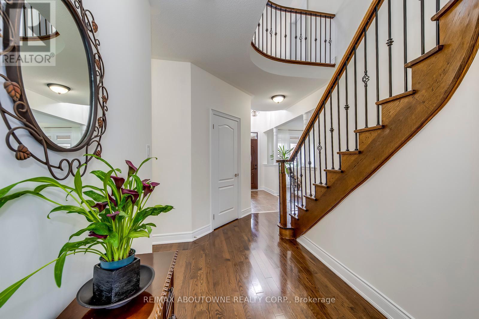 












2218 HATFIELD DRIVE

,
Oakville (WM Westmount),




Ontario
L6M4W4

