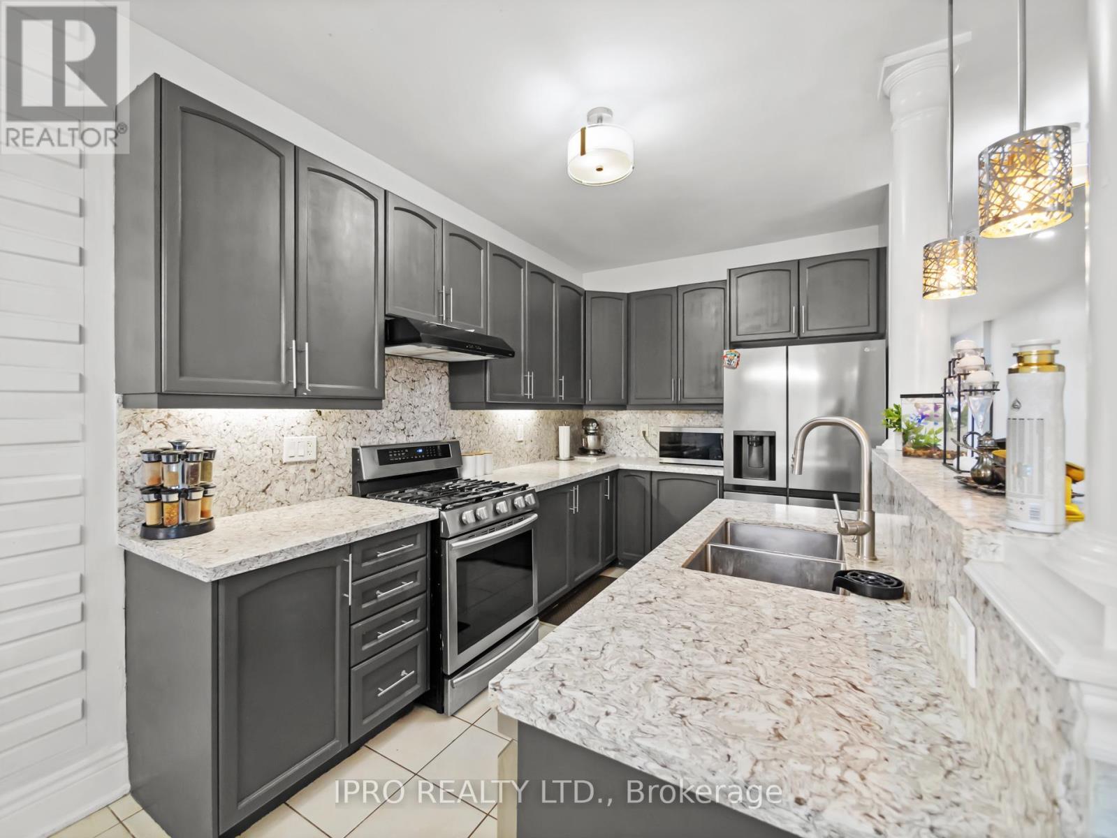 












346 LANDSBOROUGH AVENUE

,
Milton (SC Scott),




Ontario
L9T7Y7

