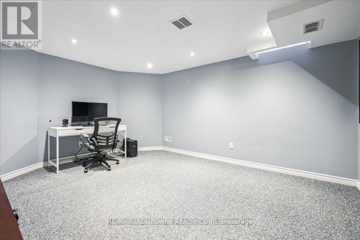 












1426 CREEKWOOD TRAIL S

,
Oakville (JC Joshua Creek),




Ontario
L6H6E6

