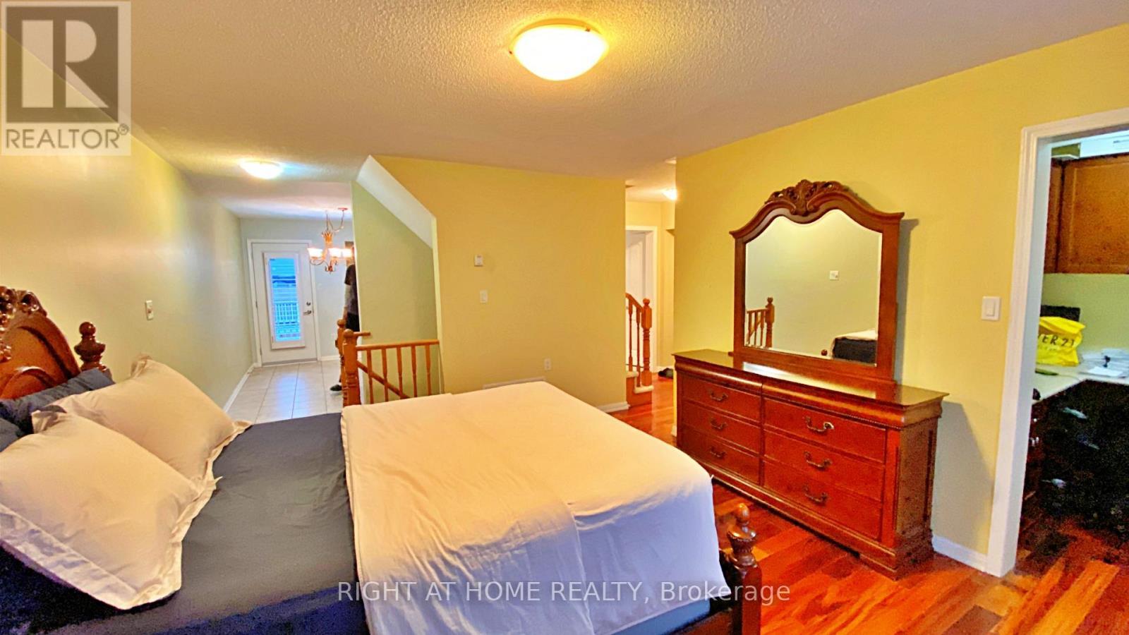 












664 HOLLY AVENUE

,
Milton (CO Coates),




Ontario
L9T0G2

