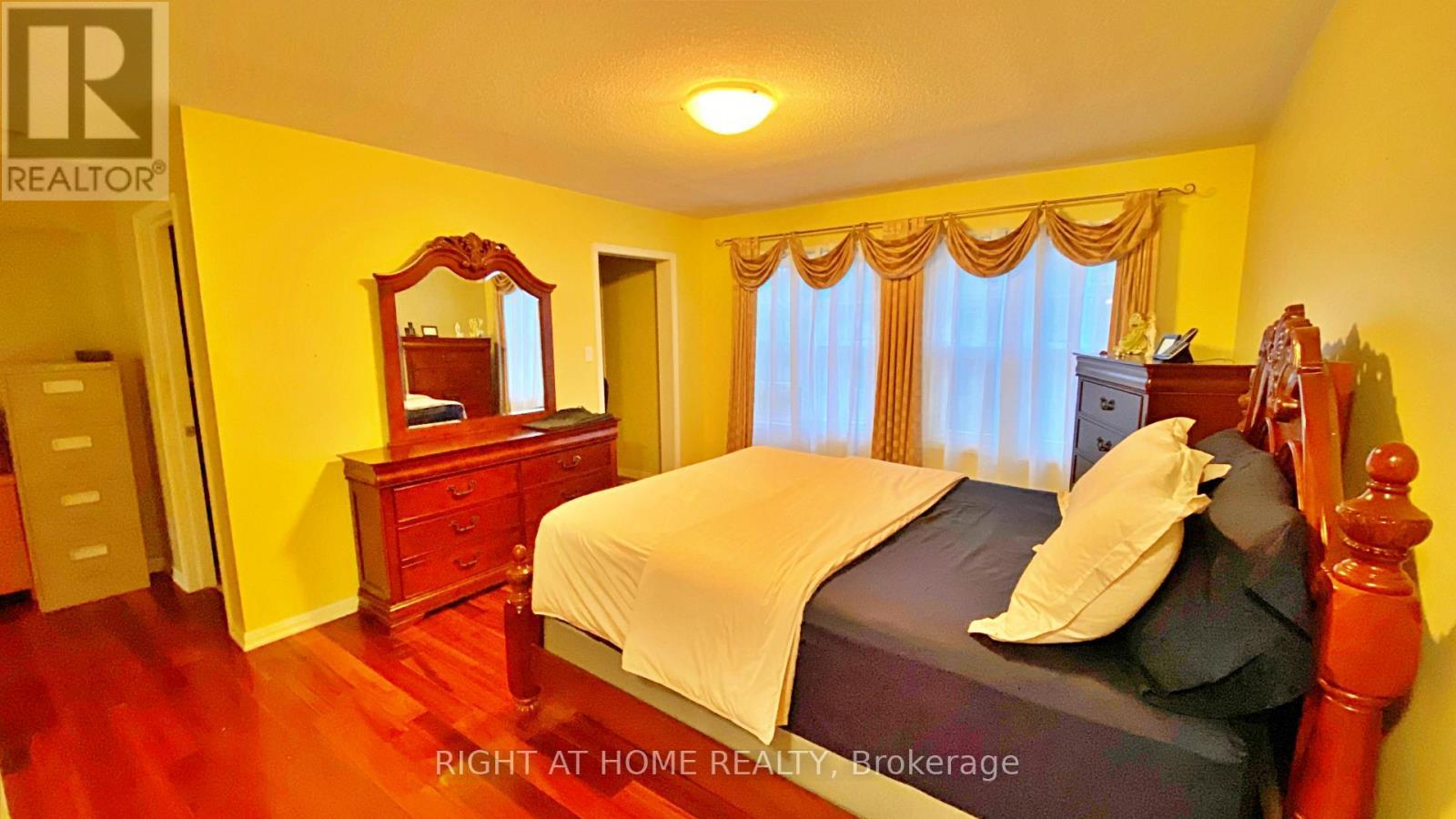 












664 HOLLY AVENUE

,
Milton (CO Coates),




Ontario
L9T0G2

