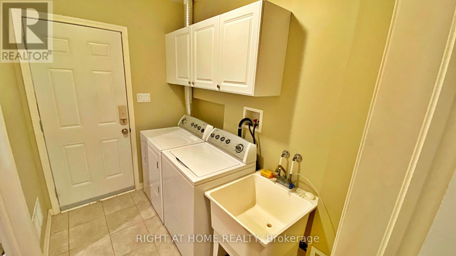 












664 HOLLY AVENUE

,
Milton (CO Coates),




Ontario
L9T0G2

