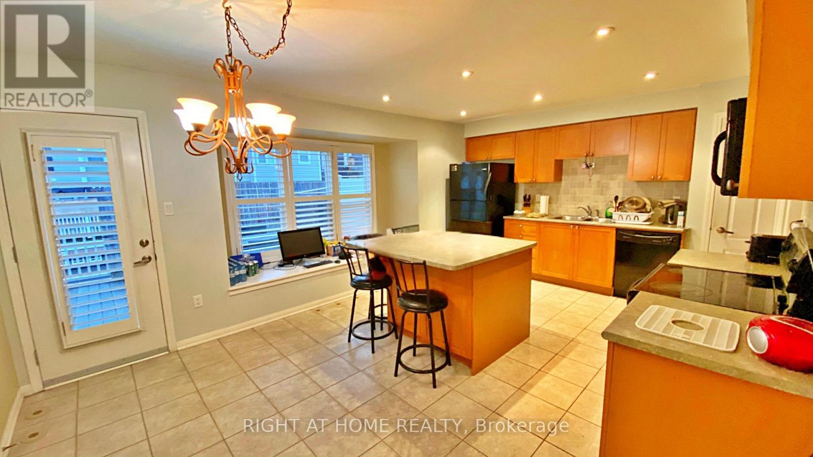 












664 HOLLY AVENUE

,
Milton (CO Coates),




Ontario
L9T0G2

