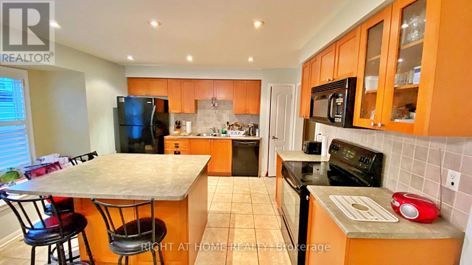 












664 HOLLY AVENUE

,
Milton (CO Coates),




Ontario
L9T0G2

