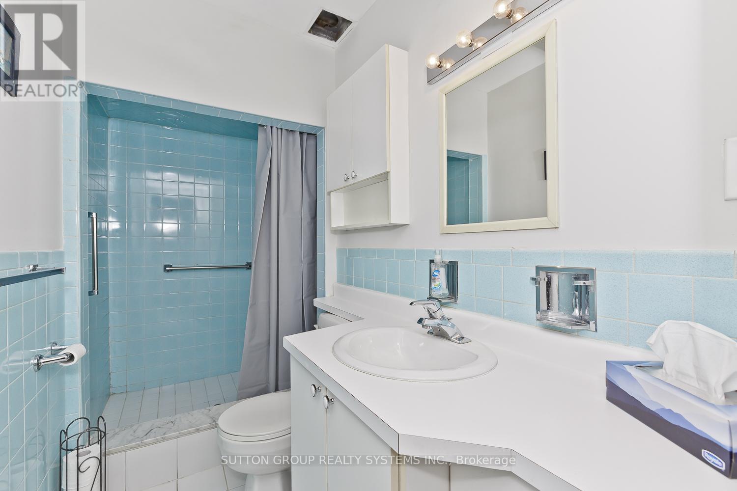 












LOWER - 233 HULLMAR DRIVE

,
Toronto (Black Creek),




Ontario
M3N2G2

