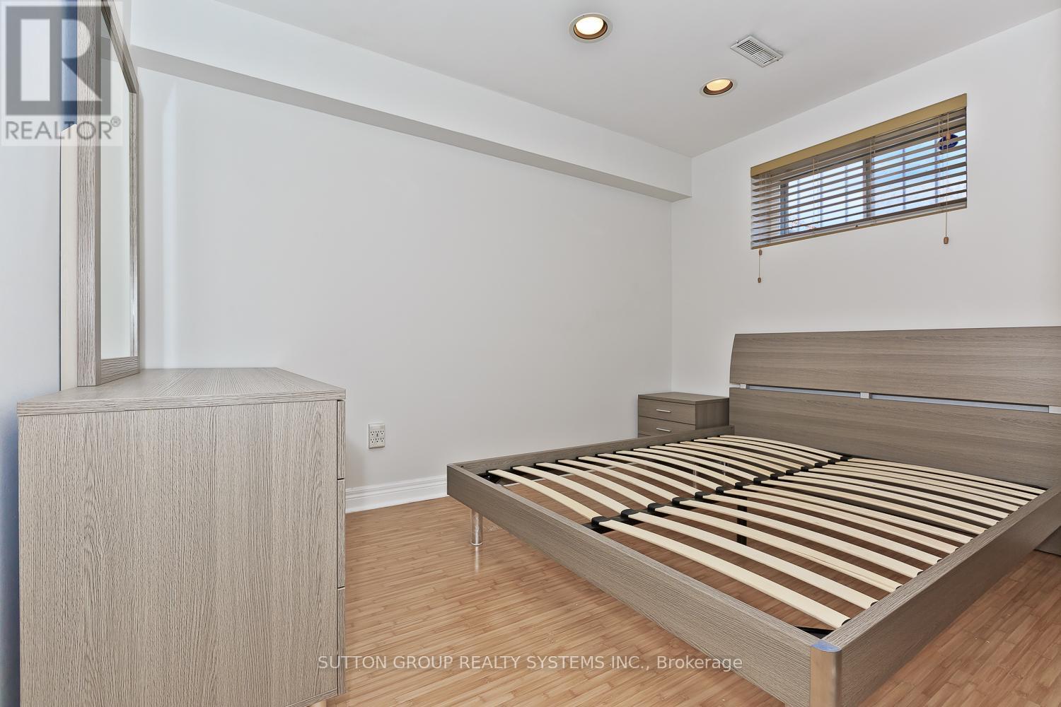 












LOWER - 233 HULLMAR DRIVE

,
Toronto (Black Creek),




Ontario
M3N2G2

