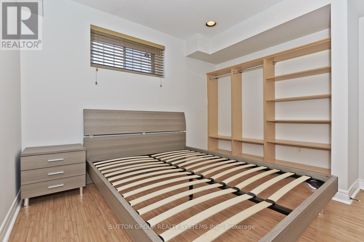 












LOWER - 233 HULLMAR DRIVE

,
Toronto (Black Creek),




Ontario
M3N2G2

