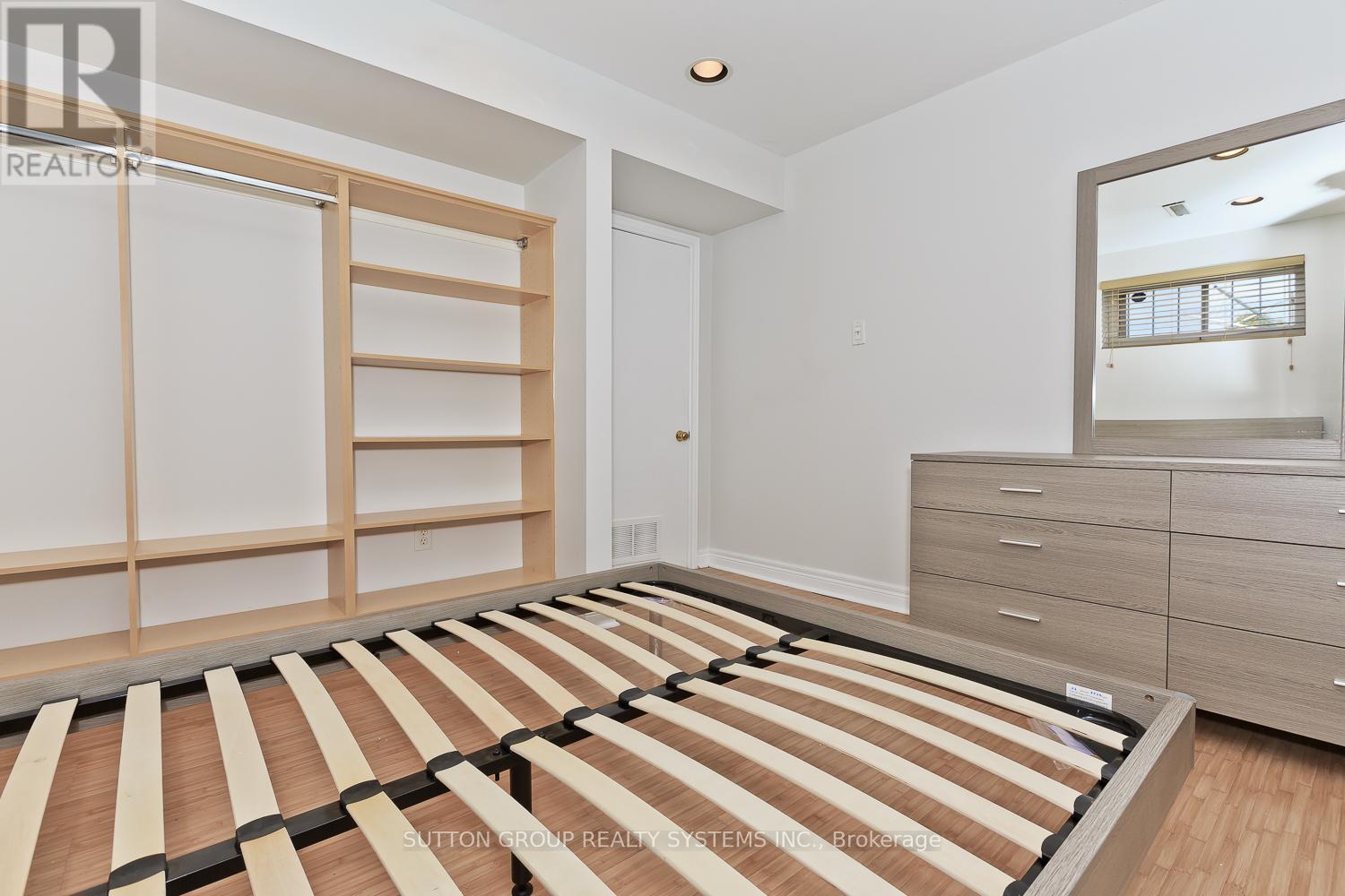 












LOWER - 233 HULLMAR DRIVE

,
Toronto (Black Creek),




Ontario
M3N2G2

