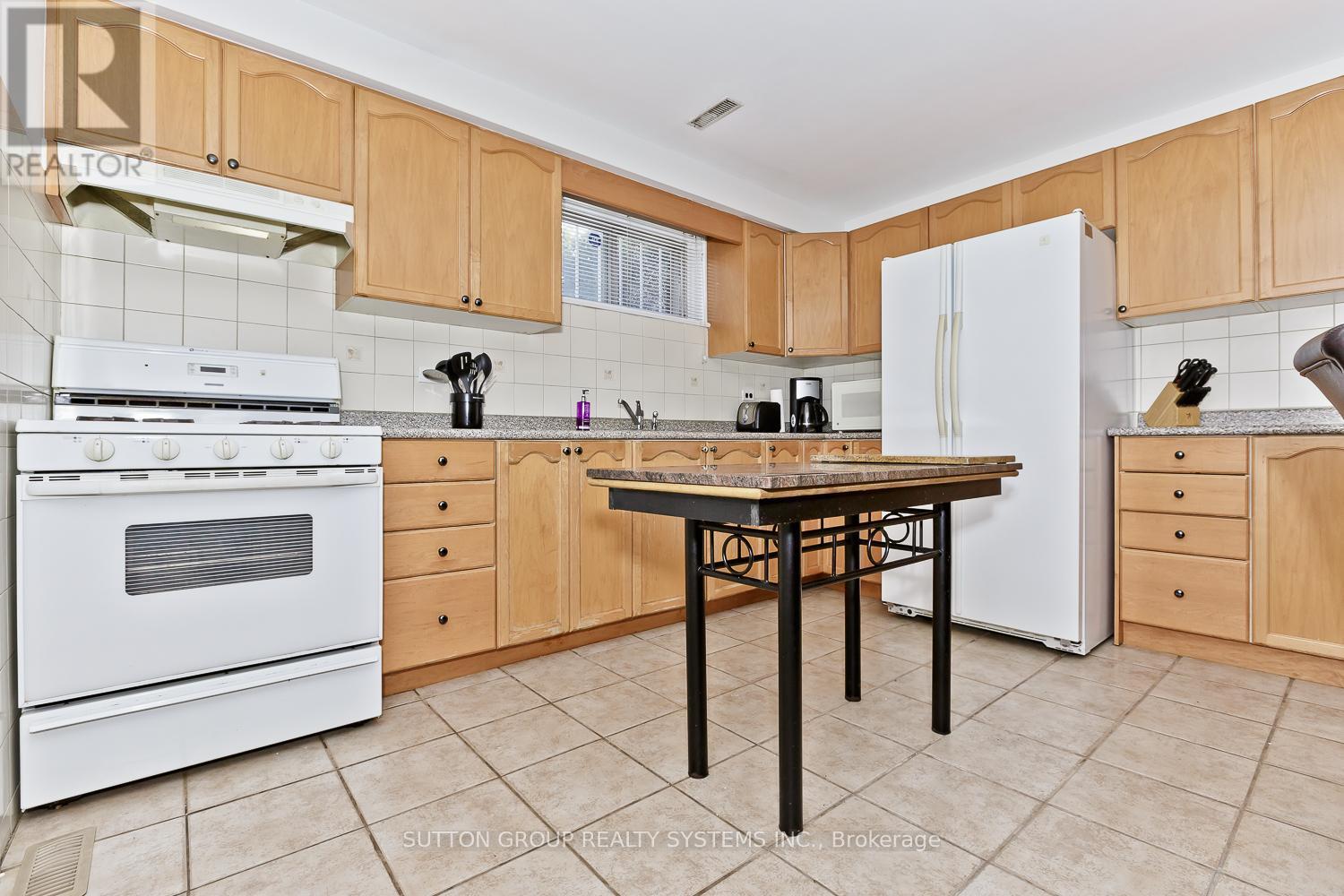 












LOWER - 233 HULLMAR DRIVE

,
Toronto (Black Creek),




Ontario
M3N2G2

