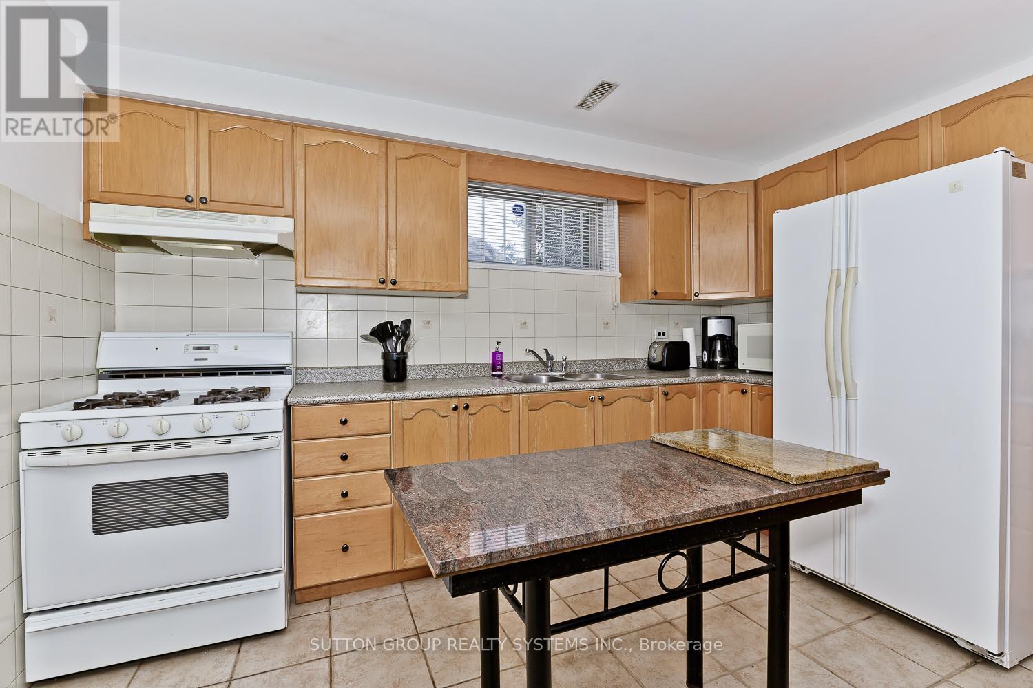 












LOWER - 233 HULLMAR DRIVE

,
Toronto (Black Creek),




Ontario
M3N2G2

