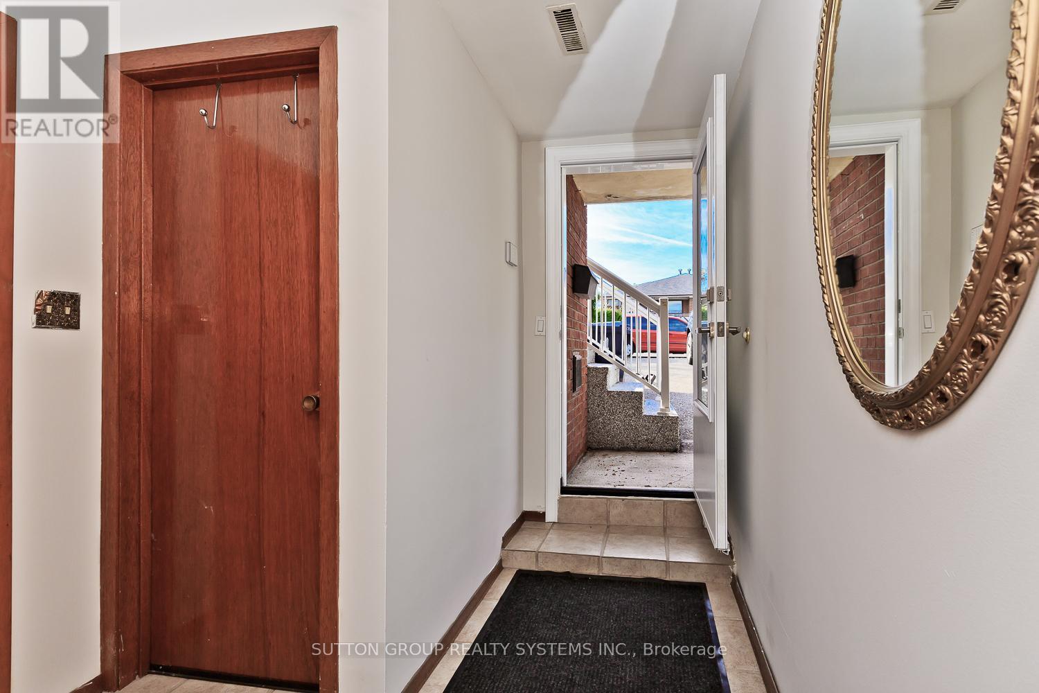 












LOWER - 233 HULLMAR DRIVE

,
Toronto (Black Creek),




Ontario
M3N2G2

