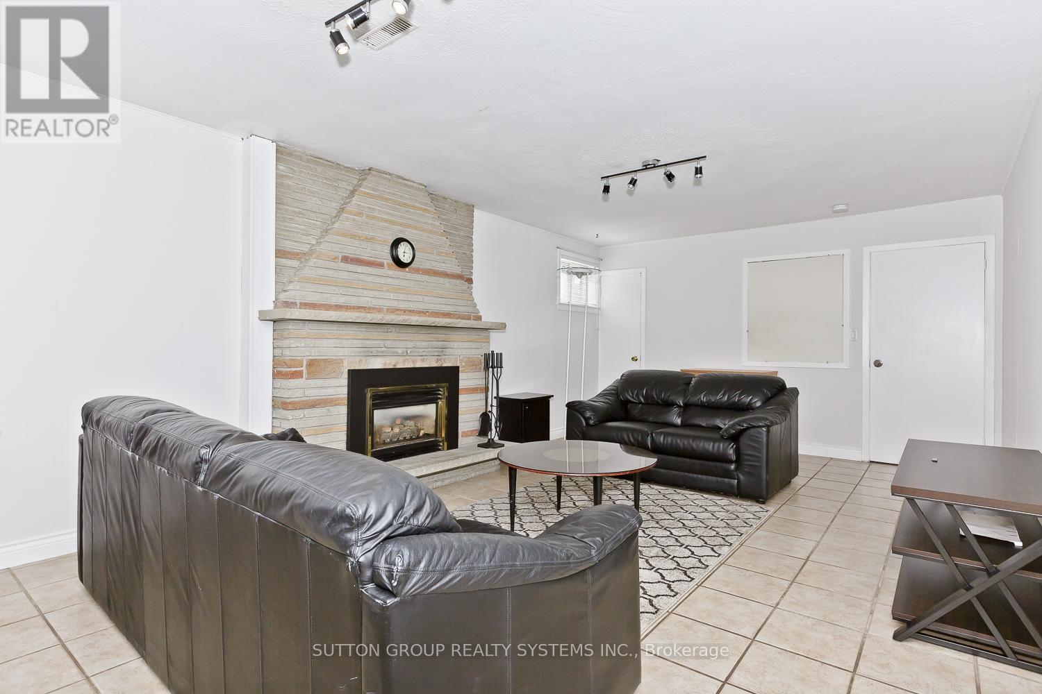 












LOWER - 233 HULLMAR DRIVE

,
Toronto (Black Creek),




Ontario
M3N2G2

