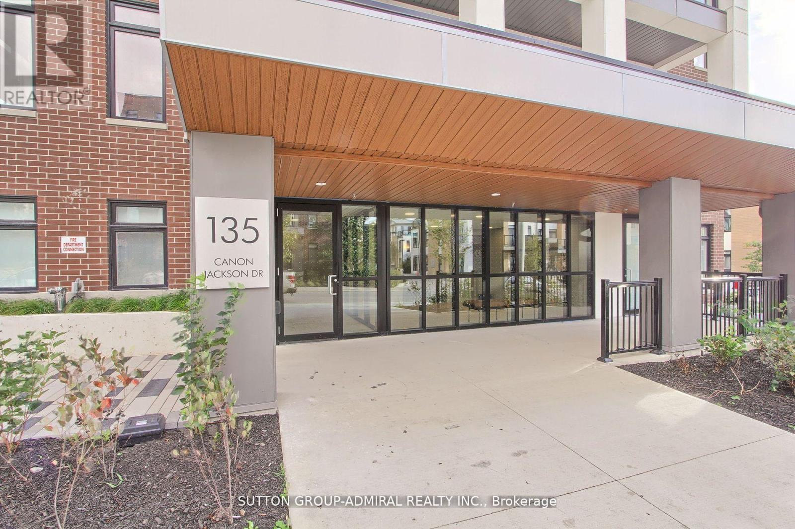 












501 - 135 CANON JACKSON DRIVE

,
Toronto (Brookhaven-Amesbury),




Ontario
M6M0C3

