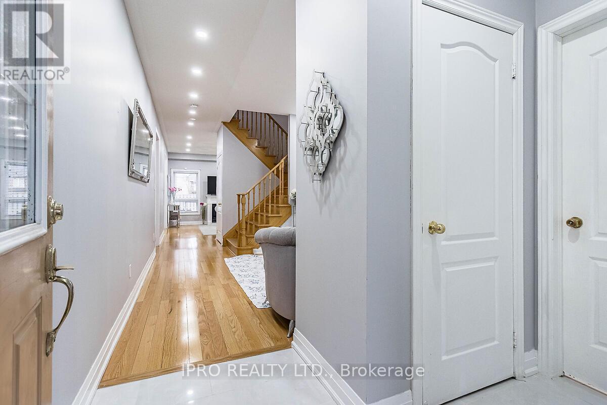 












307 TEETZEL DRIVE

,
Milton (CL Clarke),




Ontario
L9T0B1

