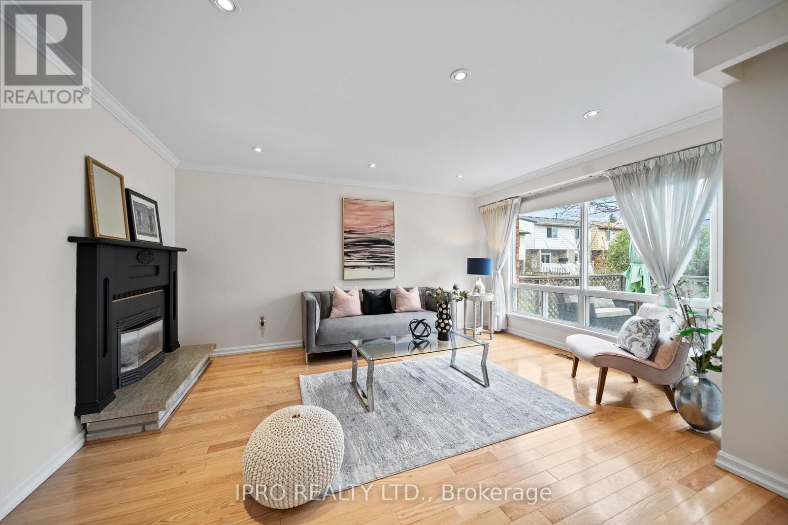 












734 BRIAR CRESCENT

,
Milton (DP Dorset Park),




Ontario
L9T3Z8

