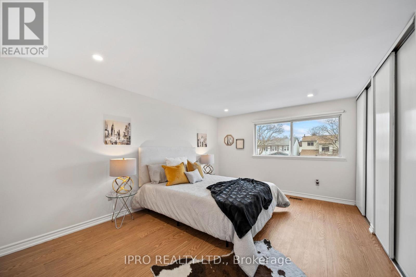 












734 BRIAR CRESCENT

,
Milton (DP Dorset Park),




Ontario
L9T3Z8

