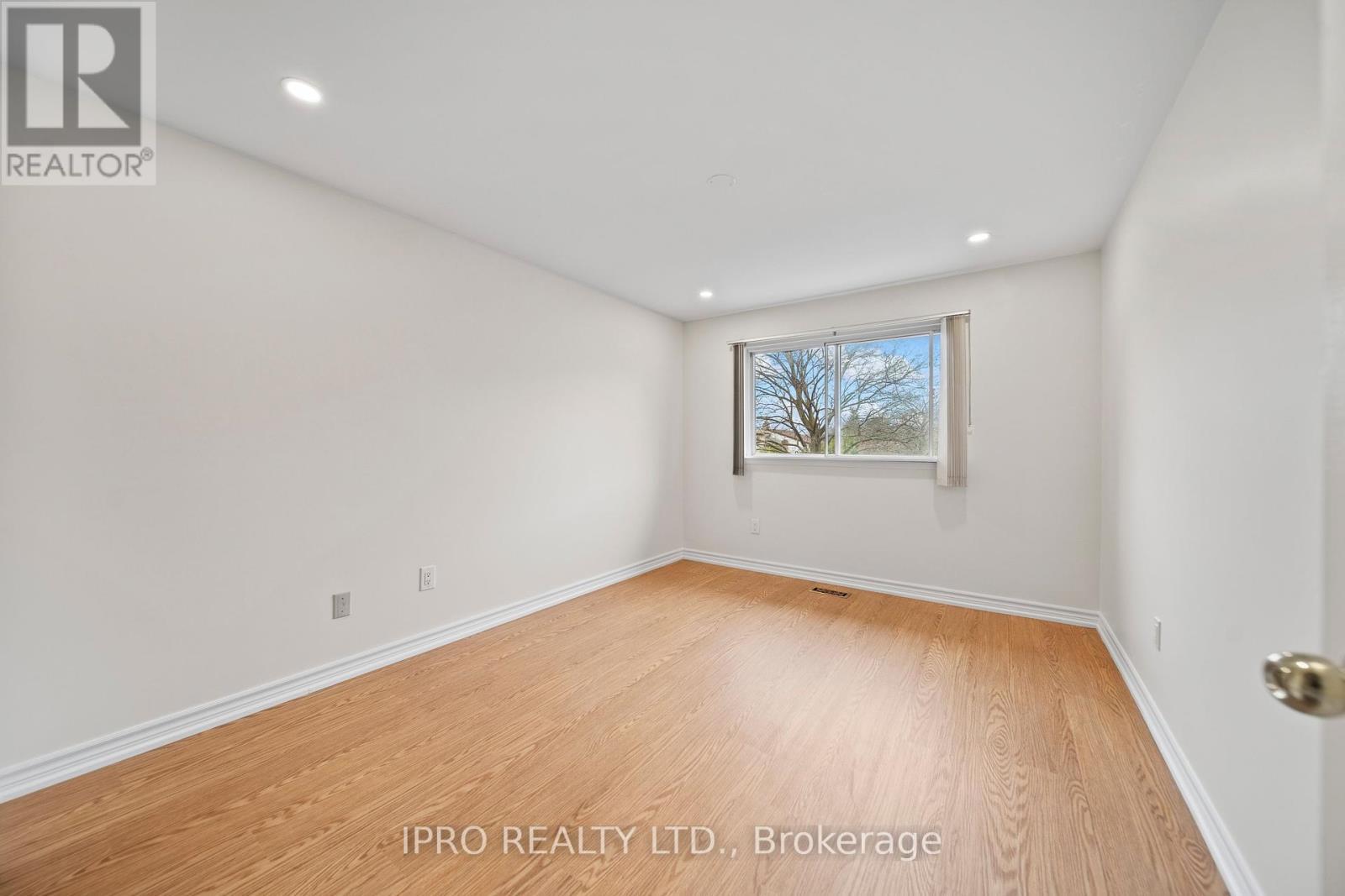 












734 BRIAR CRESCENT

,
Milton (DP Dorset Park),




Ontario
L9T3Z8

