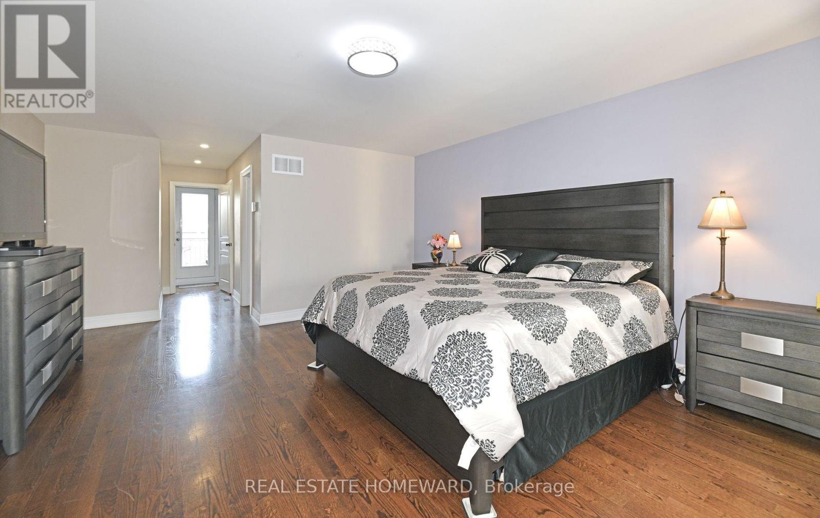












264 DALESFORD ROAD

,
Toronto (Stonegate-Queensway),




Ontario
M8Y1G5

