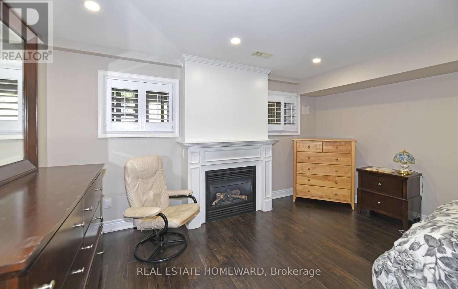 












264 DALESFORD ROAD

,
Toronto (Stonegate-Queensway),




Ontario
M8Y1G5

