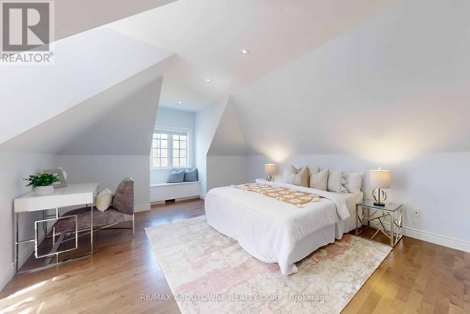 












1175 RIVERBANK WAY

,
Oakville (RO River Oaks),




Ontario
L6H6X4

