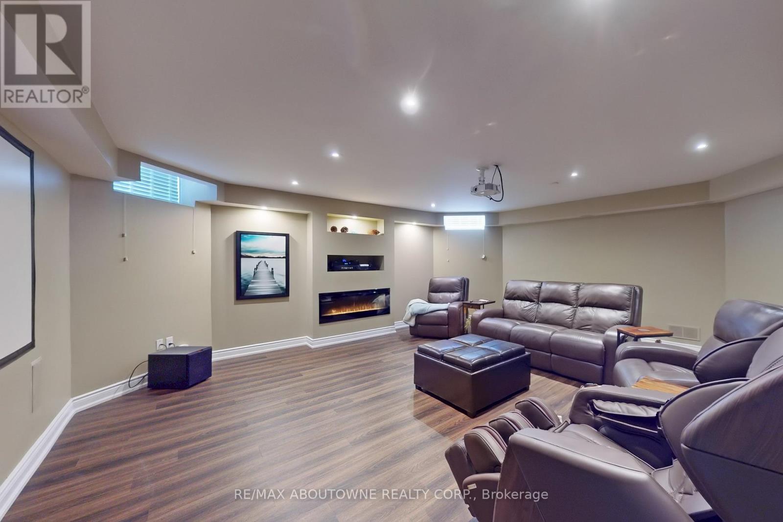 












1175 RIVERBANK WAY

,
Oakville (RO River Oaks),




Ontario
L6H6X4

