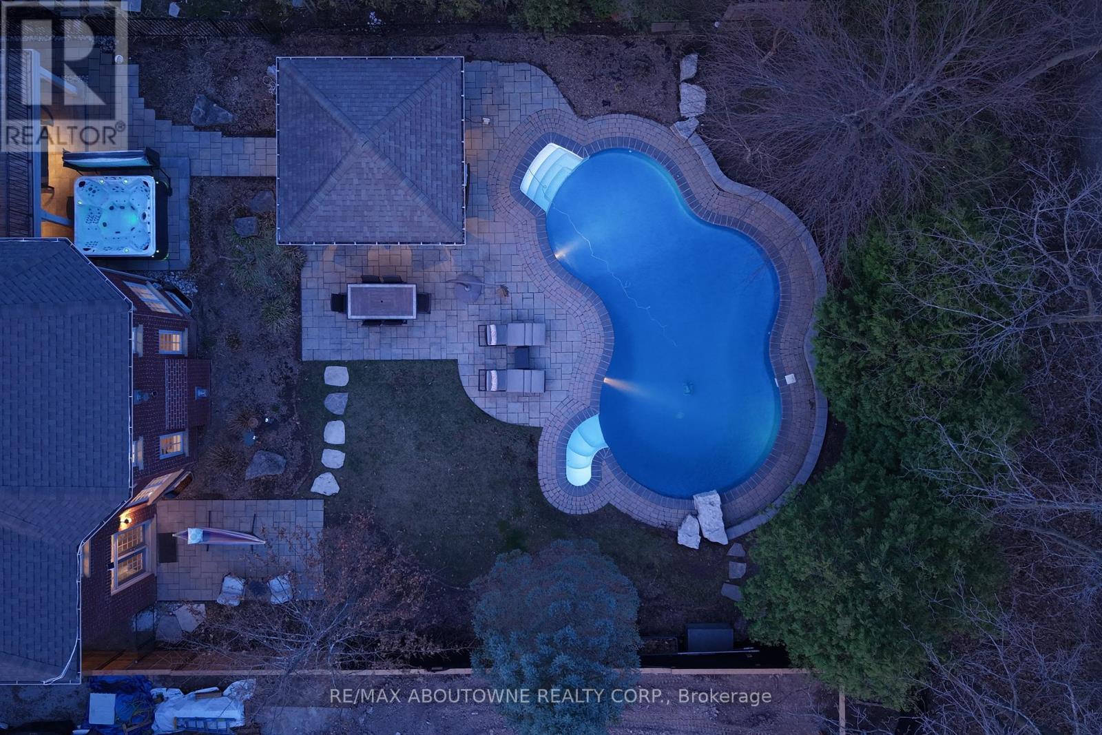 












1175 RIVERBANK WAY

,
Oakville (RO River Oaks),




Ontario
L6H6X4

