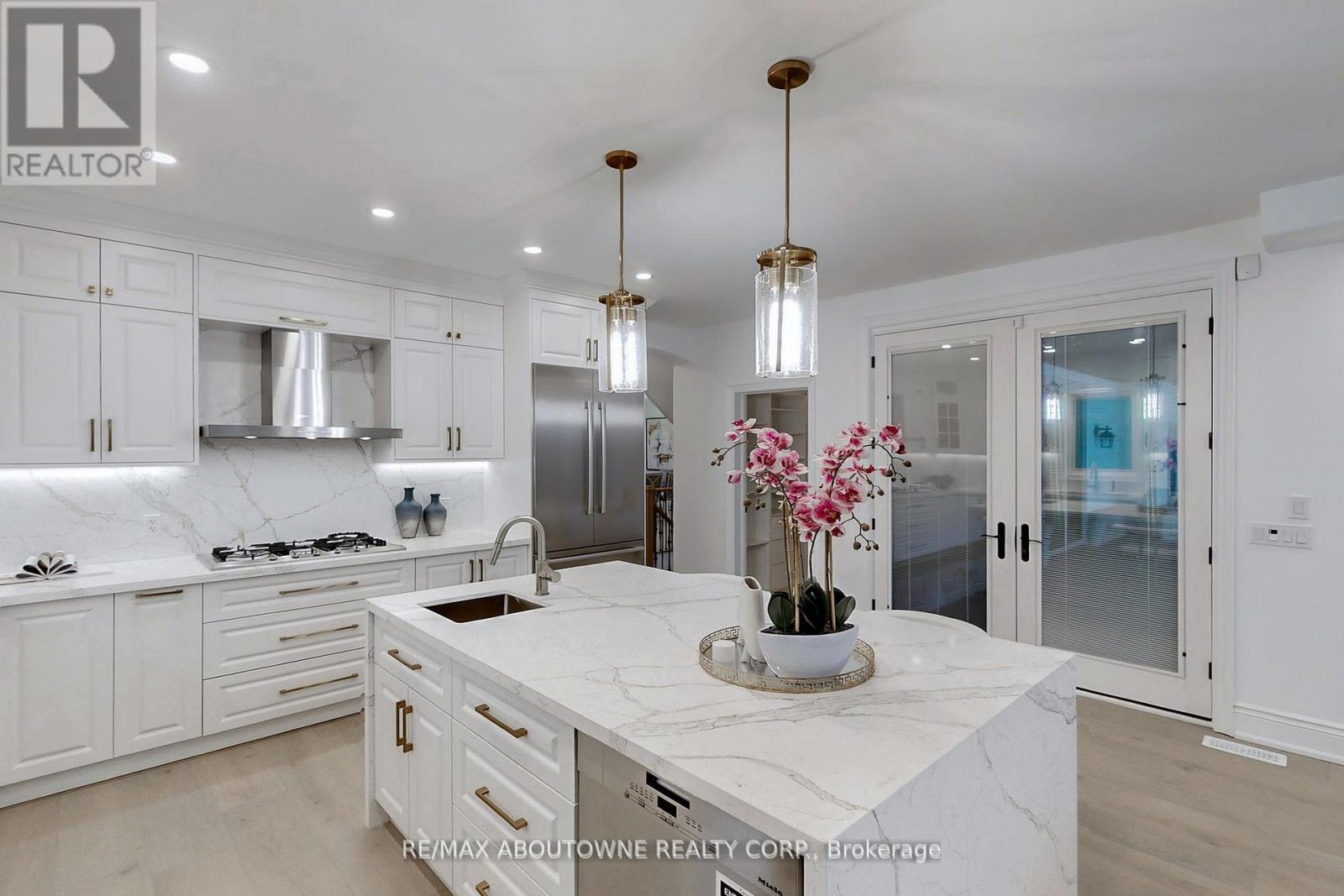 












116 PARKWOOD COURT

,
Oakville (FD Ford),




Ontario
L6J7W6

