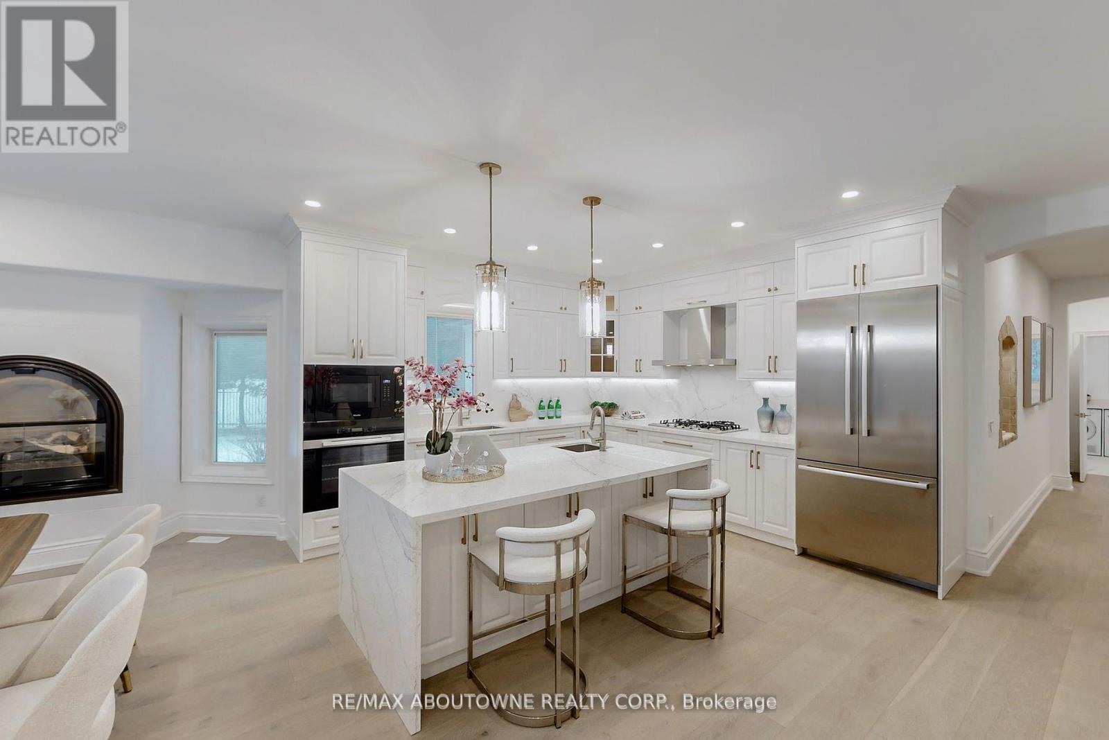 












116 PARKWOOD COURT

,
Oakville (FD Ford),




Ontario
L6J7W6

