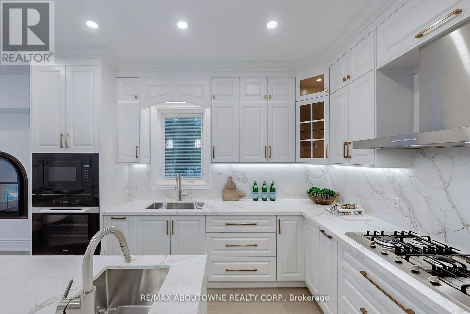 












116 PARKWOOD COURT

,
Oakville (FD Ford),




Ontario
L6J7W6

