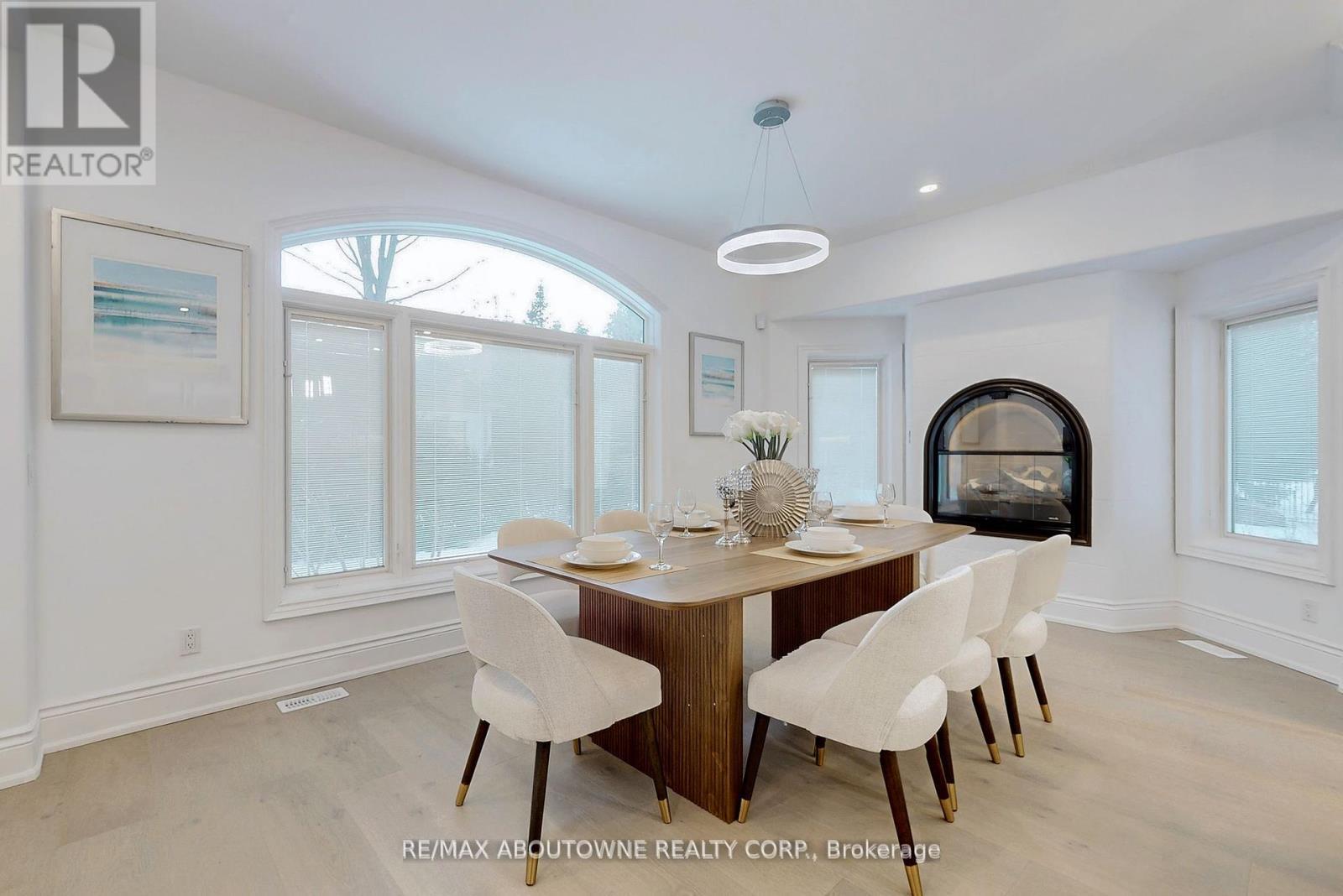 












116 PARKWOOD COURT

,
Oakville (FD Ford),




Ontario
L6J7W6

