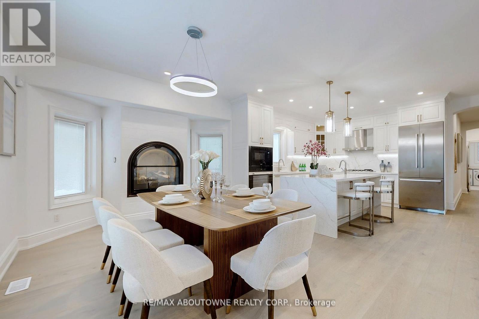 












116 PARKWOOD COURT

,
Oakville (FD Ford),




Ontario
L6J7W6

