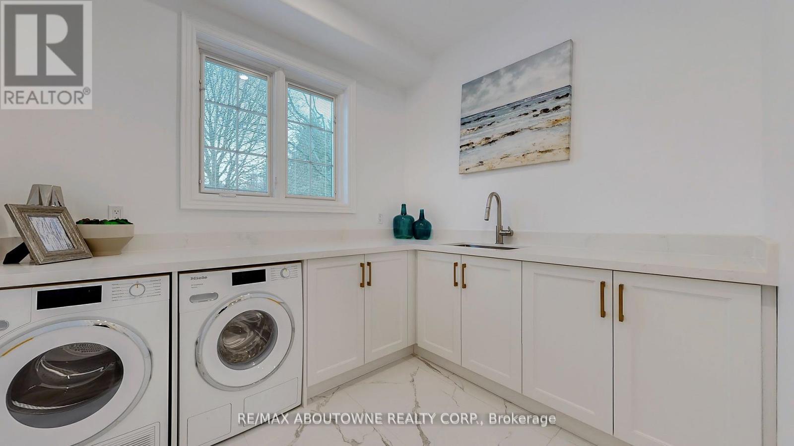 












116 PARKWOOD COURT

,
Oakville (FD Ford),




Ontario
L6J7W6

